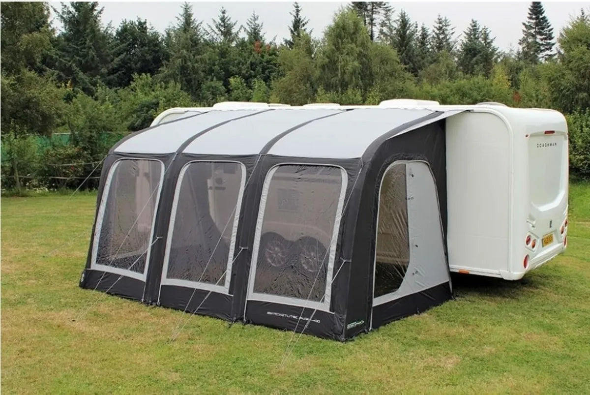 Auxiliary view of a Sportlite Air 400 attached to a campervan.